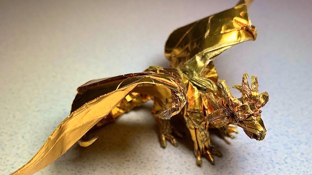 折り紙で折った金のドラゴン
